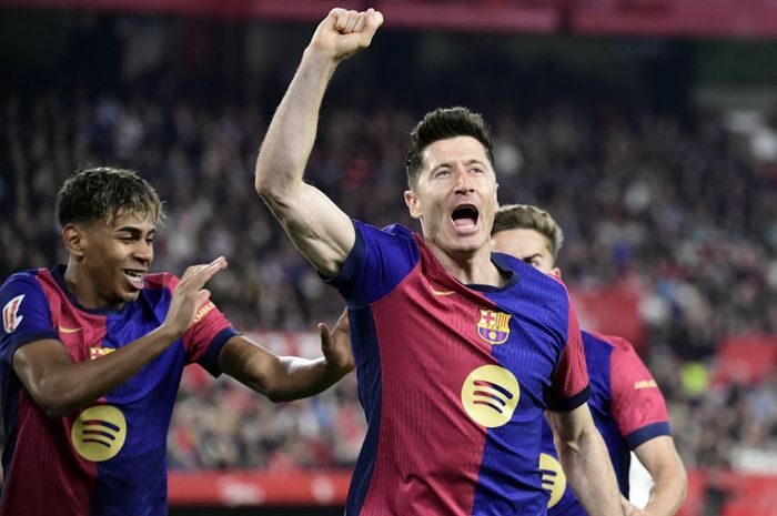 Bersama Lamine Yamal dan Raphinha, Robert Lewandowski telah mencetak total 82 gol untuk Barcelona pada musim ini.