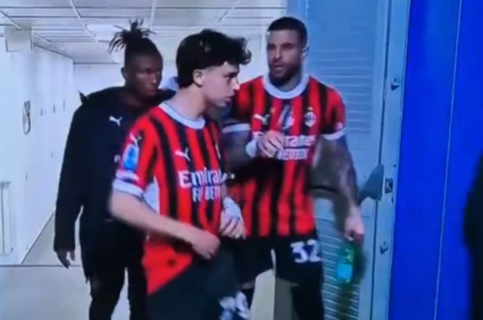 Kyle Walker tertangkap kamera memarahi Joao Felix pada pergantian babak laga Napoli vs AC Milan di Liga Italia, Minggu (30/3/2025).