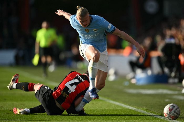 Pergelangan kaki kiri Erling Haaland cedera setelah ditekel Lewis Cook dalam laga Bournemouth vs Man City di perempat final Piala FA, Minggu (30/3/2025) di Vitality Stadium.