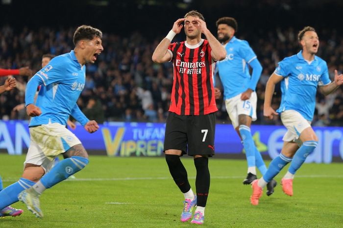 Saat Napoli sukses menekuk AC Milan di kandang sendiri, pelatih mereka, Antonio Conte, justru merasa tidak senang.