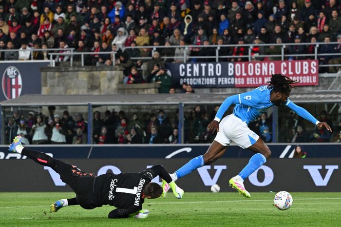 Andre Zambo Anguissa (kanan) mencetak gol Napoli ke gawang Bologna pada duel Liga Italia di Renato Dall