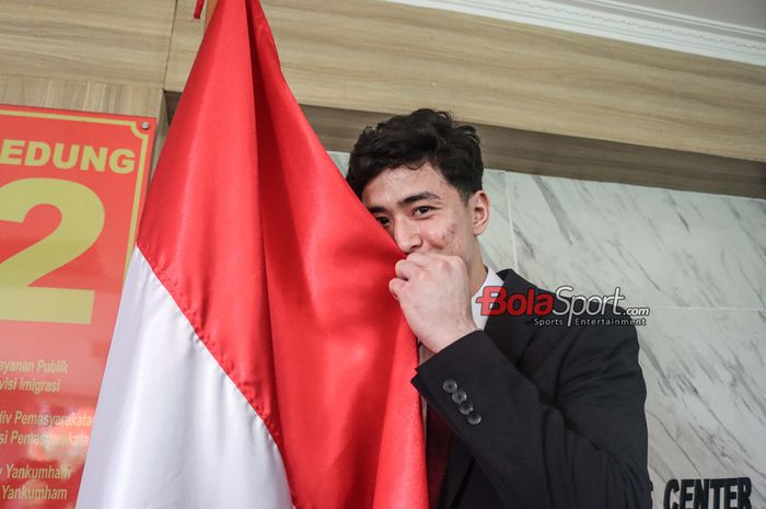 Cyrus Margono ditemui langsung oleh pelatih kiper Timnas Indonesia, Sjoerd Woudenberg.