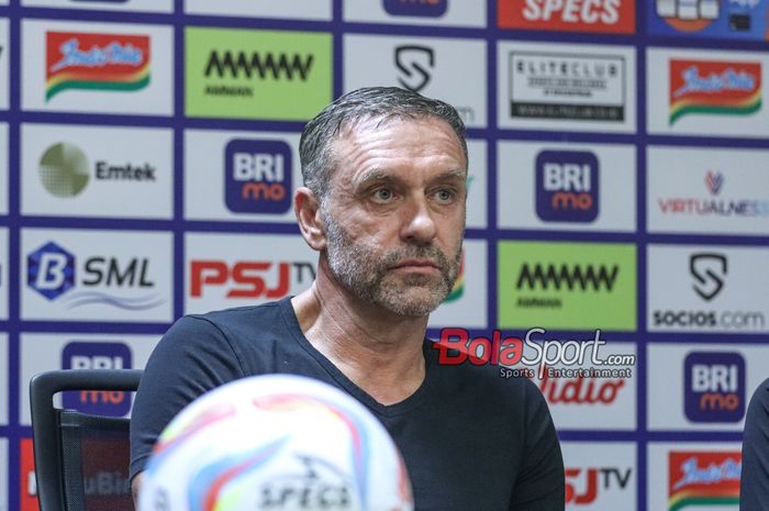 Pelatih Persija Jakarta, Thomas Doll, sedang memberikan keterangan kepada awak media di Stadion Utama Gelora Bung Karno, Senayan, Jakarta, Selasa (30/4/2024) siang