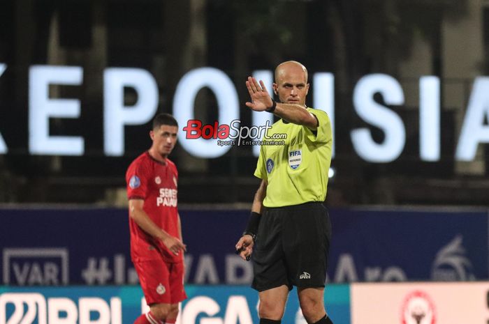 Wakil Komite Wasit PSSI Yoshimi Ogawa memastikan akan tetap melibatkan wasit asing untuk empat laga sisa Liga 1. Dalam foto Wasit asing bernama Adham Makhadmeh sedang memimpin jalannya laga pekan pertama Liga 1 2024 antara Semen Padang versus Borneo FC di Stadion PTIK, Blok M, Jakarta, Senin (12/8/2024).