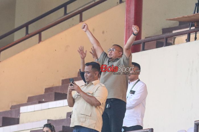 Penasihat Semen Padang, Andre Rosiade, sedang memantau timnya bertanding di Stadion PTIK, Jakarta, Senin (26/8/2024) siang.