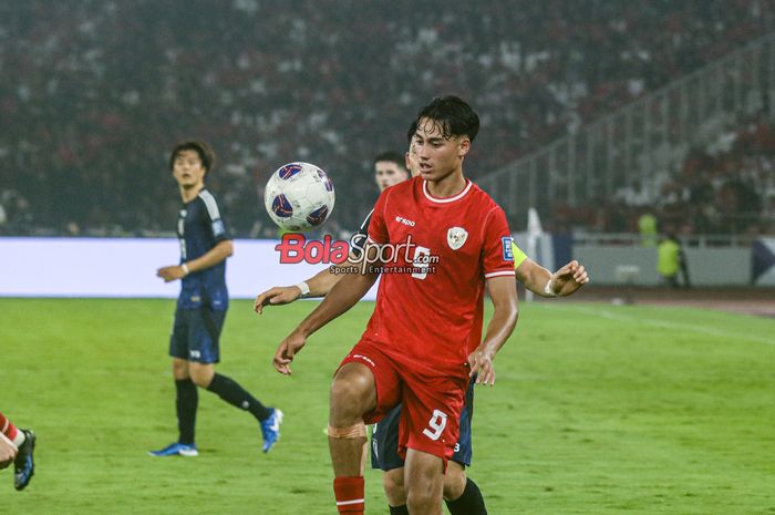 Rafael Struick sedang menguasai bola dalam laga babak penyisihan grup C Kualifikasi Piala Dunia 2026 zona Asia antara timnas Indonesia versus timnas Jepang di Stadion Utama Gelora Bung Karno, Senayan, Jakarta, Jumat (15/11/2024).