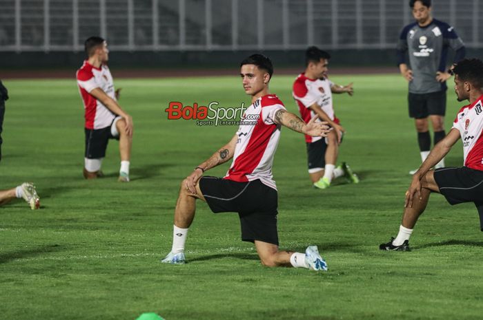 Winger Timnas Indonesia Eliano Reijnders (tengah) tertawa saat ditanya soal klub Malaysia Selangor FC yang tertarik dengan dirinya.
