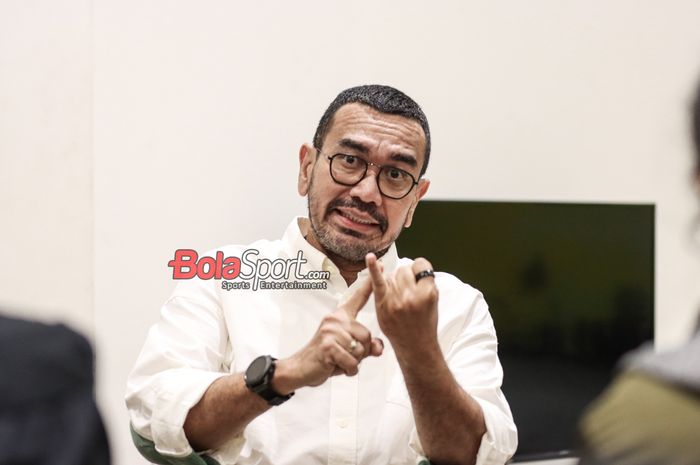 Anggota Komite Eksekutif PSSI, Arya Sinulingga, sedang memberikan keterangan kepada awak media di GBK Arena, Senayan, Jakarta, Selasa (7/1/2025).