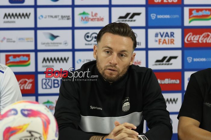 Pemain Persib Bandung, Marc Klok, sedang memberikan keterangan kepada awak media di Stadion Patriot Candrabhaga, Bekasi, Jawa Barat, Sabtu (15/2/2025).