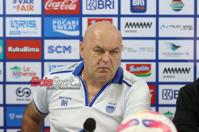 Pelatih Persib Bandung, Bojan Hodak, sedang memberikan keterangan kepada awak media di Stadion Patriot Candrabhaga, Bekasi, Jawa Barat, Sabtu (15/2/2025).