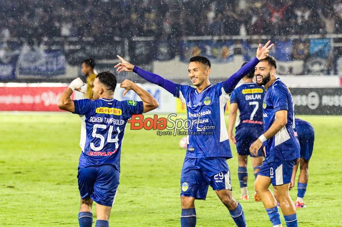Daniel Rocken Saputra (Roken Tampubolon) sedang melakukan selebrasi seusai mencetak gol dalam laga final Liga 2 2024 antara PSIM Yogyakarta versus Bhayangkara FC di Stadion Manahan, Solo, Jawa Tengah, Rabu (26/2/2025).