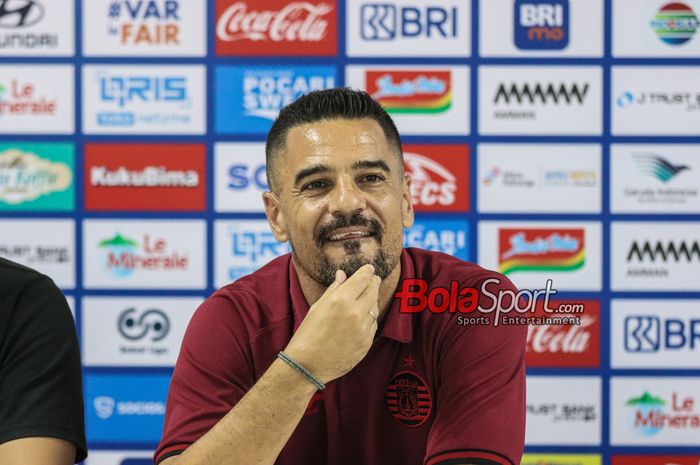 Pelatih Persija Jakarta, Carlos Pena, sedang memberikan keterangan kepada awak media di Stadion Patriot Candrabhaga, Bekasi, Jawa Barat, Senin (3/3/2025).