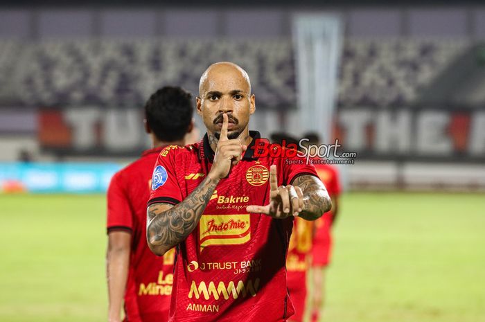 Pemain Persija Jakarta, Gustavo Almeida, sedang melakukan selebrasi seusai mencetak gol di Stadion Indomilk Arena, Tangerang, Banten, Rabu (5/3/2025).