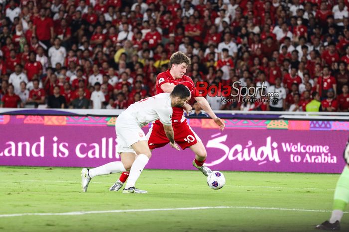 Ole Romeny berduel dengan pemain Bahrain saat lawan timnas Indonesia di Stadion Utama Gelora Bung Karno, Jakarta pada Selasa (25/3/2025).