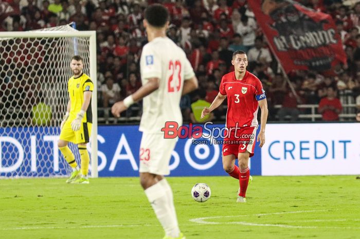 Jay Idzes (kanan) sedang menguasai bola dalam laga lanjutan babak penyisihan Grup C Kualifikasi Piala Dunia 2026 zona Asia antara Timnas Indonesia versus Timnas Bahrain di Stadion Utama Gelora Bung Karno, Senayan, Jakarta, Selasa (25/3/2025).
