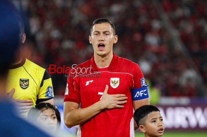 Pemain Timnas Indonesia, Jay Idzes, saat menyanyikan lagu Indonesia Raya jelang berlaga di Stadion Utama Gelora Bung Karno, Senayan, Jakarta, Selasa (25/3/2025).