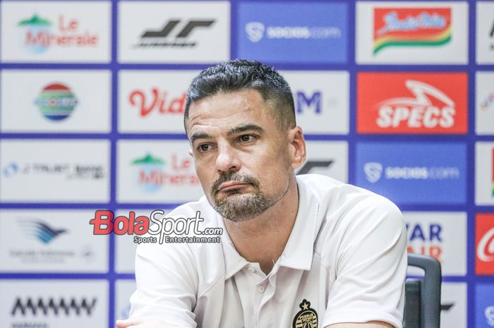 Pelatih Persija Jakarta, Carlos Pena, sedang memberikan keterangan kepada awak media di Media Center Stadion Utama Gelora Bung Karno, Senayan, Jakarta, Sabtu (12/4/2025).