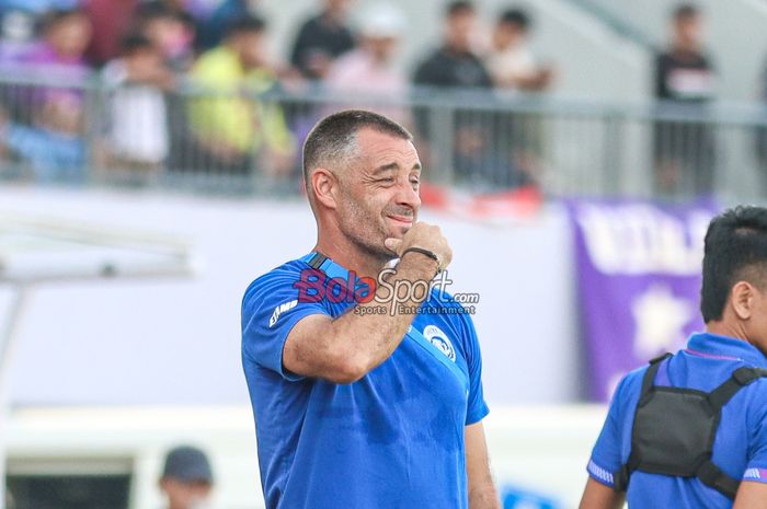 Pelatih Arema FC, Jose Manuel Gomes da Silva alias Ze Gomes, sedang memantau para pemainnya bertanding di Stadion Indomilk Arena, Tangerang, Banten, Minggu (20/4/2025) siang.