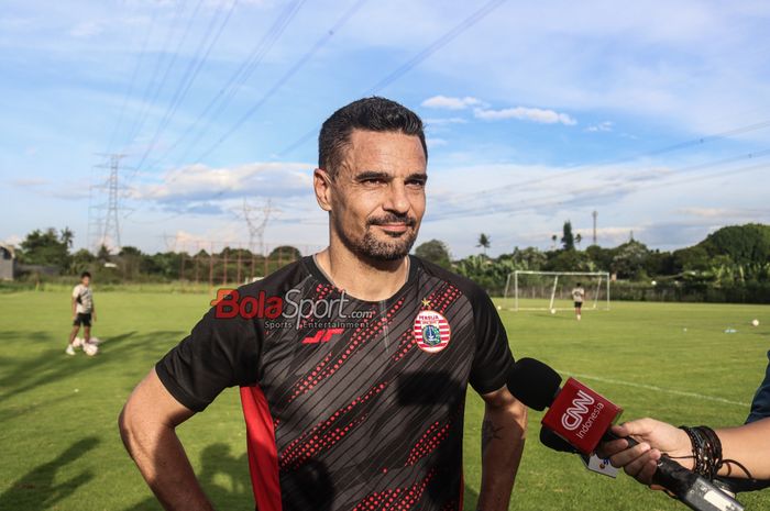 Pelatih Persija Jakarta, Carlos Pena, sedang memberikan keterangan kepada awak media di Lapangan Nirwana Park, Sawangan, Jawa Barat, Rabu (23/4/2025) siang.