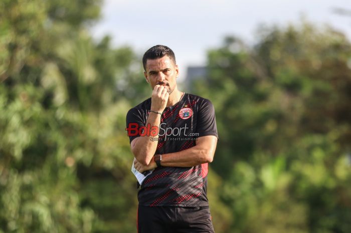 Pelatih Persija Jakarta, Carlos Pena, sedang memantau para pemainnya berlatih di Lapangan Nirwana Park, Sawangan, Jawa Barat, Rabu (23/4/2025) siang.