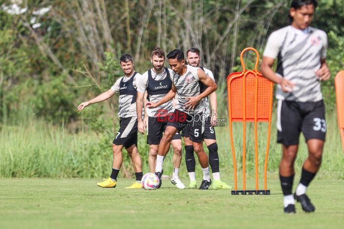 Rizky Ridho (depan) sedang menguasai bola dalam sesi latihan Persija Jakarta di Lapangan Nirwana Park, Sawangan, Jawa Barat, Rabu (23/4/2025) siang.