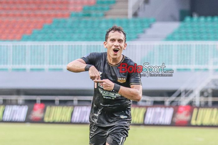 Egy Maulana Vikri (kanan) sedang melakukan selebrasi seusai mencetak gol dalam laga pekan ke-30 Liga 1 2024/2025 antara Dewa United versus Malut United di Stadion Pakansari, Bogor, Jawa Barat, Jumat (25/4/2025).