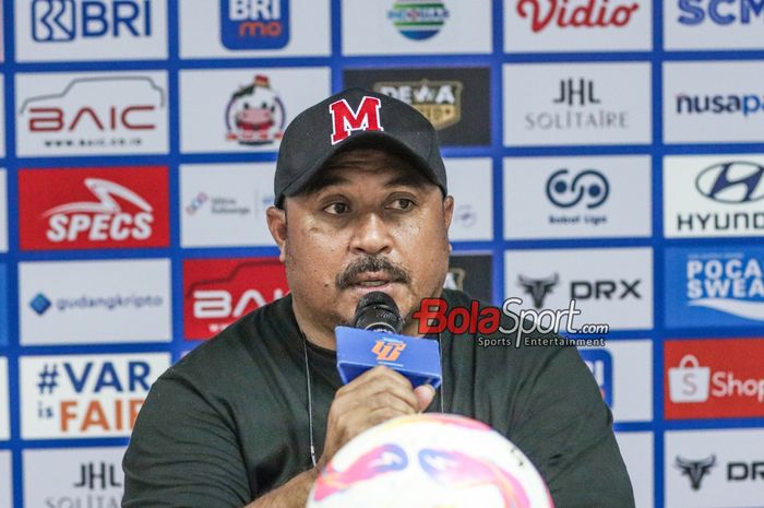Pelatih Malut United, Imran Nahumarury, sedang memberikan keterangan kepada awak media di Stadion Pakansari, Bogor, Jawa Barat, Jumat (25/4/2025).