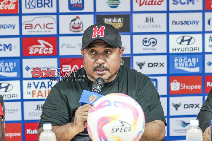 Pelatih Malut United, Imran Nahumarury, sedang memberikan keterangan kepada awak media di Stadion Pakansari, Bogor, Jawa Barat, Jumat (25/4/2025).
