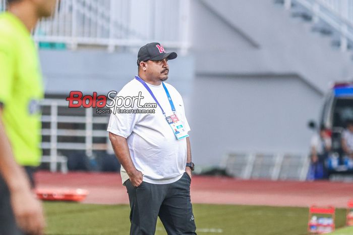 Pelatih Malut United, Imran Nahumarury, sedang memantau para pemainnya bertanding di Stadion Pakansari, Bogor, Jawa Barat, Jumat (25/4/2025).