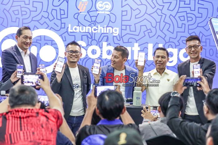 (Dari kiri ke kanan) Muhammad Lutfi (Komisaris Independen PT LIB), Asep Saputra (Direktur Operasional PT LIB), Ferry Paulus (Direktur Utama PT LIB), Yunus Nusi (Sekjen PSSI), dan Teddy Tjahjono (Komisaris PT LIB) saat hadir dalam sesi jumpa pers peluncuran aplikasi SobatLiga di Menara Mandiri 2, Sud