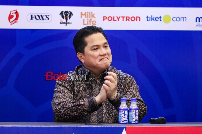 Ketua Umum PSSI, Erick Thohir, sedang memberikan keterangan kepada awak media di Menara Danareksa, Gambir, Jakarta, Selasa (29/4/2025).