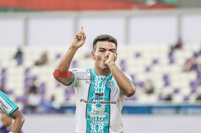 Alexsandro Dos Santos Perreira sedang melakukan selebrasi seusai mencetak gol dalam laga pekan ke-31 Liga 1 2024/2025 antara Persita Tangerang versus PSBS Biak di Stadion Indomilk Arena, Tangerang, Banten, Sabtu (3/5/2025).