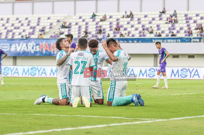 Alexsandro Dos Santos Perreira sedang melakukan selebrasi bersama sejumlah rekannya seusai mencetak gol dalam laga pekan ke-31 Liga 1 2024/2025 melawan Persita Tangerang di Stadion Indomilk Arena, Tangerang, Banten, Sabtu (3/5/2025).