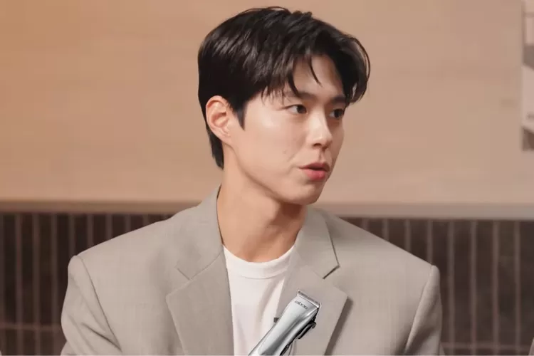 Hadir di Hyells Club, Park Bo Gum ungkap keahliannya menata rambut. (Youtube Hyells Club)