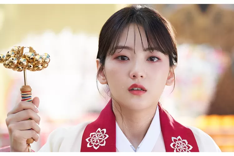 Cho Yi Hyun ungkap belajar langsung pada dukun profesional untuk perannya di drama Head Over Heels (Kolase X @soompi)