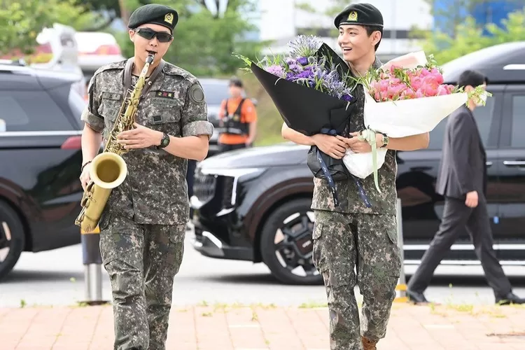 Foto momen RM dan V BTS yang hari ini resmi menyelesaikan dinas kemiliteran. (Twitter )