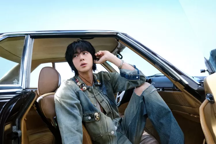 Album Jin BTS berhasil meraih sertifikat emas berkat keberhasilannya tembus 100.000 kopi (Instagram/ @bts.bighitofficial )