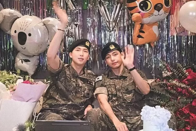Siaran Langsung RM dan V BTS dalam platform Weverse yang dihadiri oleh Jin BTS  (Weverse )