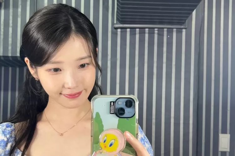 IU Ungkap Tinggi Badannya berkurang setahun terakhir yang buat Netizen terkejut (Instagram @dlwlrma)