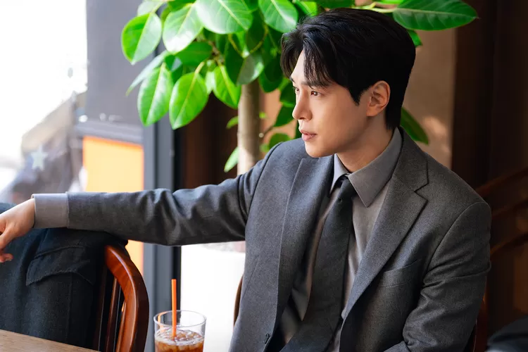 Potongan Gambar Terbaru Drama Law and The City dengan Aktor Kang You Seok sebagai Pengacara Hukum (X @CJnDrama)