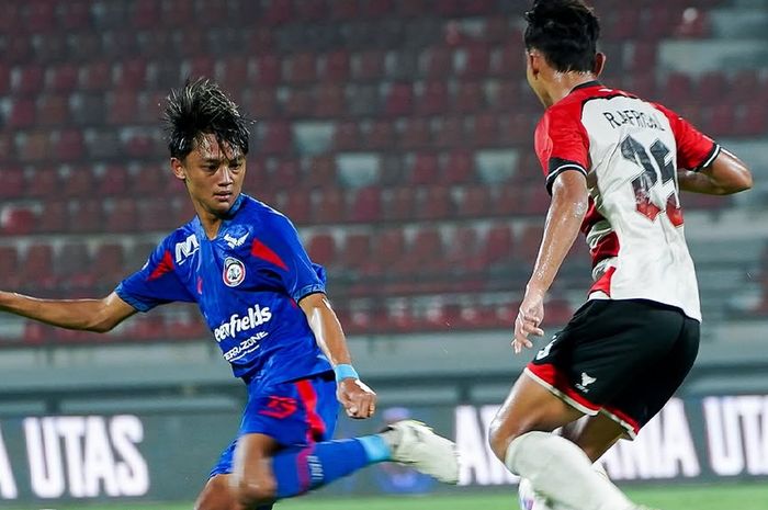 Arema FC menghadapi Madura United pada partai tunda Liga 1 2024/25, Kamis (24/4/2025).