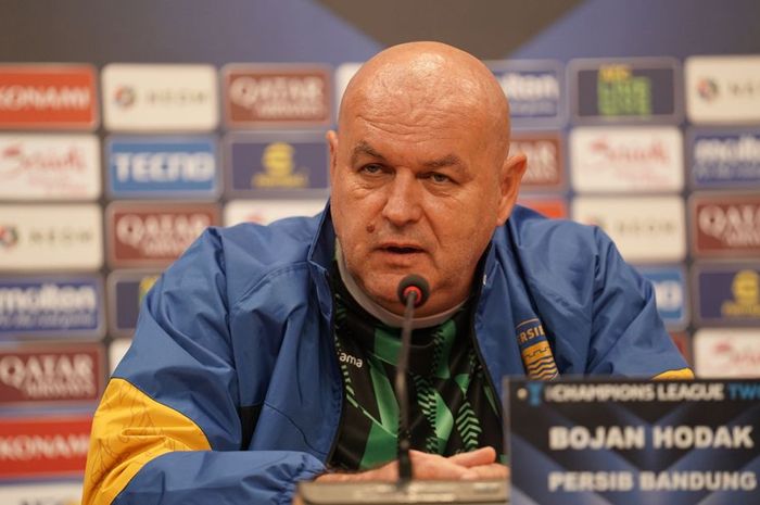 Pelatih Persib Bandung, Bojan Hodak, saat memberikan keterangan kepada wartawan pada sesi jumpa pers usai pertandingan.
