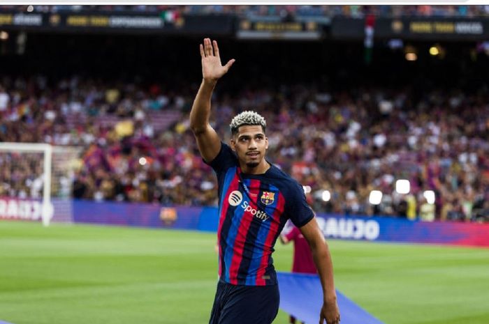 Karena mengalami krisis keuangan lagi, Barcelona berencana menjual pemain berjuluk si Kerbau Uruguay, Ronald Araujo.