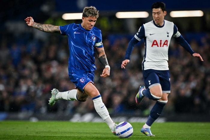Aksi Enzo Fernandez saat Chelsea mengalahkan Tottenham pada lanjutan Liga Inggris 2024-2025.