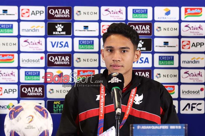 Pemain Timnas Indonesia, Marselino Ferdinan, sedang memberikan keterangan kepada awak media di Media Center Stadion Gelora Bung Karno, Senayan, Jakarta, Senin (24/3/2025).