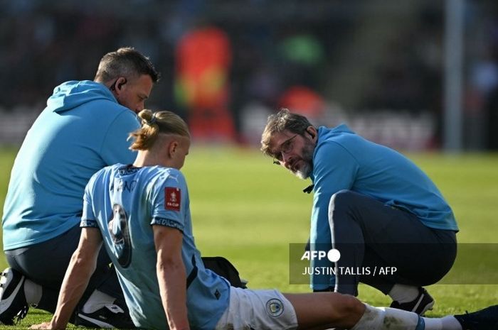 Penyerang Manchester City, Erling Haaland, mendapatkan cedera saat menghadapi Bournemouth pada perempat final Piala FA 2024-2025.