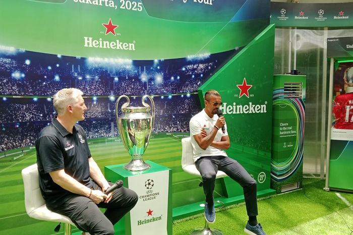 Luis Nani (kanan) dalam acara Champions League Trophy Tour di Jakarta, Senin (14/4/2025).