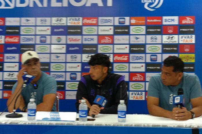 Pelatih Persita, Fabio Lefundes, bersama George Brown dalam jumpa pers pasca laga Persis Solo vs Persita, Minggu (27/4/2025).