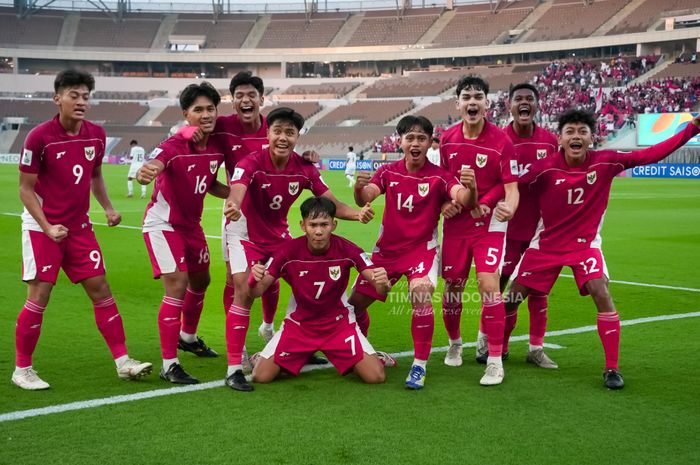 Para pemain Timnas U-17 Indonesia melakukan selebrasi setelah Zahaby Gholy mencetak gol ke gawang Yaman dalam laga kedua Grup C Piala Asia U-17 2025, di Prince Abdullah Al-Faisal Stadium, Jeddah, Senin (7/4/2025).
