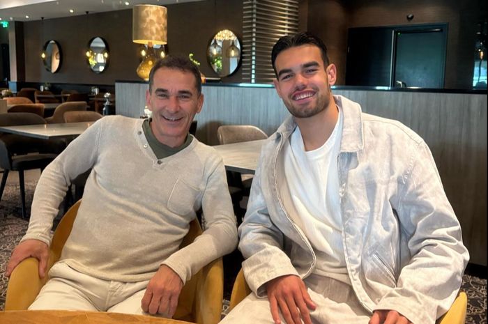 Pelatih Timnas U-23 Indonesia Gerald Vanenburg (kiri) bertemu dengan penyerang Timnas U-20 Indonesia Jens Raven.